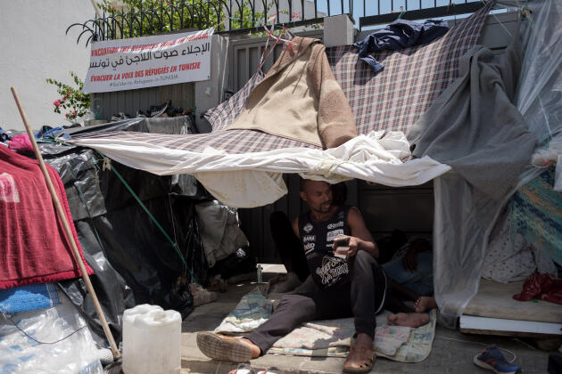 A Tunis, dans le quartier des Berges du Lac, le 30 mai 2022, des réfugiés et demandeurs d’asile d’origine subsaharienne campent à proximité du Haut-Commissariat pour les réfugiés (HCR), réclamant d’être réinstallés ou évacués de Tunisie vers des pays tiers. Le campement sera démantelé par la police le 11 avril 2023.