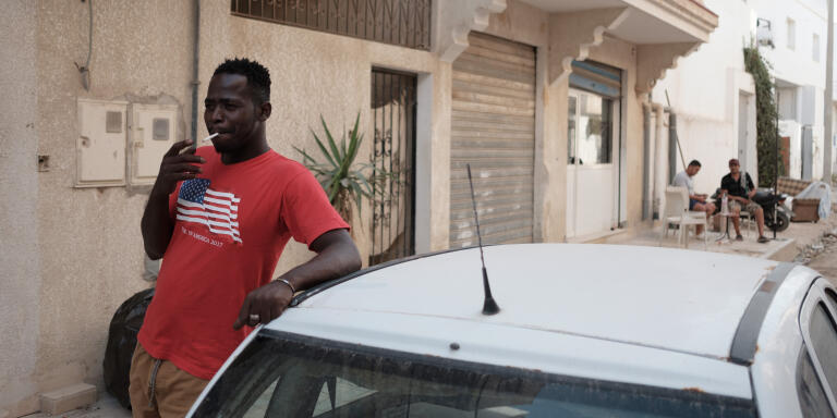 Tunis, le 04 septembre 2022.
Dogomory (de Côte d’Ivoire) fume une cigarette dans le quartier de Bahr Lazreg. Il rêve de rejoindre la France, pays de droits de l’Homme. Si il ne trouve pas d’opportunités, il rentrera en Côté d’Ivoire.