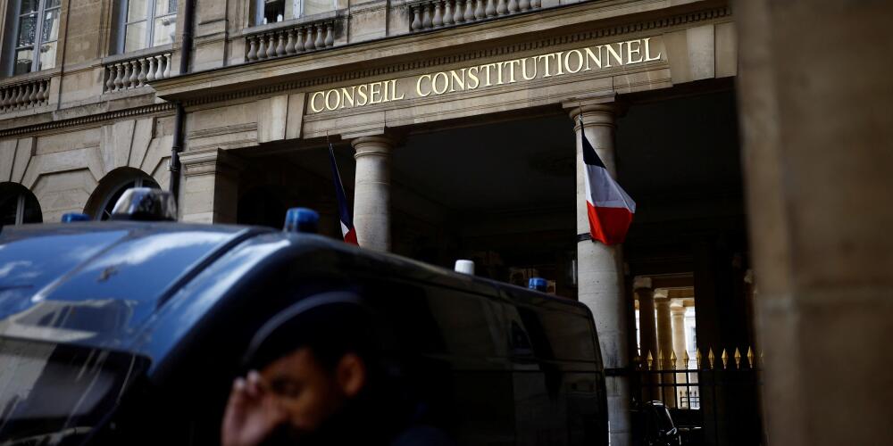La police française se tient en position devant le Conseil constitutionnel à Paris, lors de la 12e journée d’action nationale contre la réforme des retraites, le 13 avril 2023. 