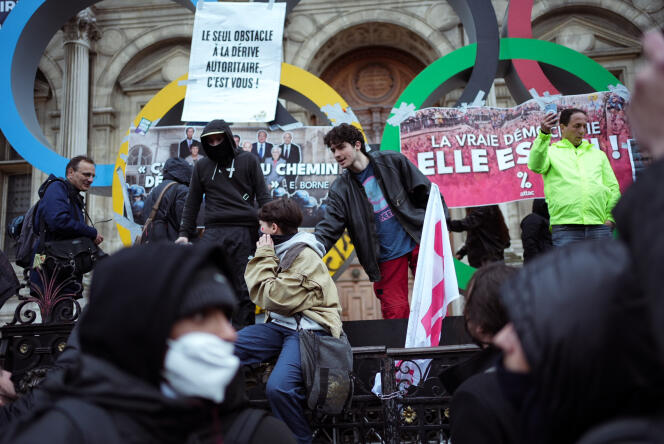 Manifestación en la plaza del Ayuntamiento, tras la decisión del Consejo Constitucional sobre el texto de la reforma de las pensiones.  París, 14 de abril de 2023.