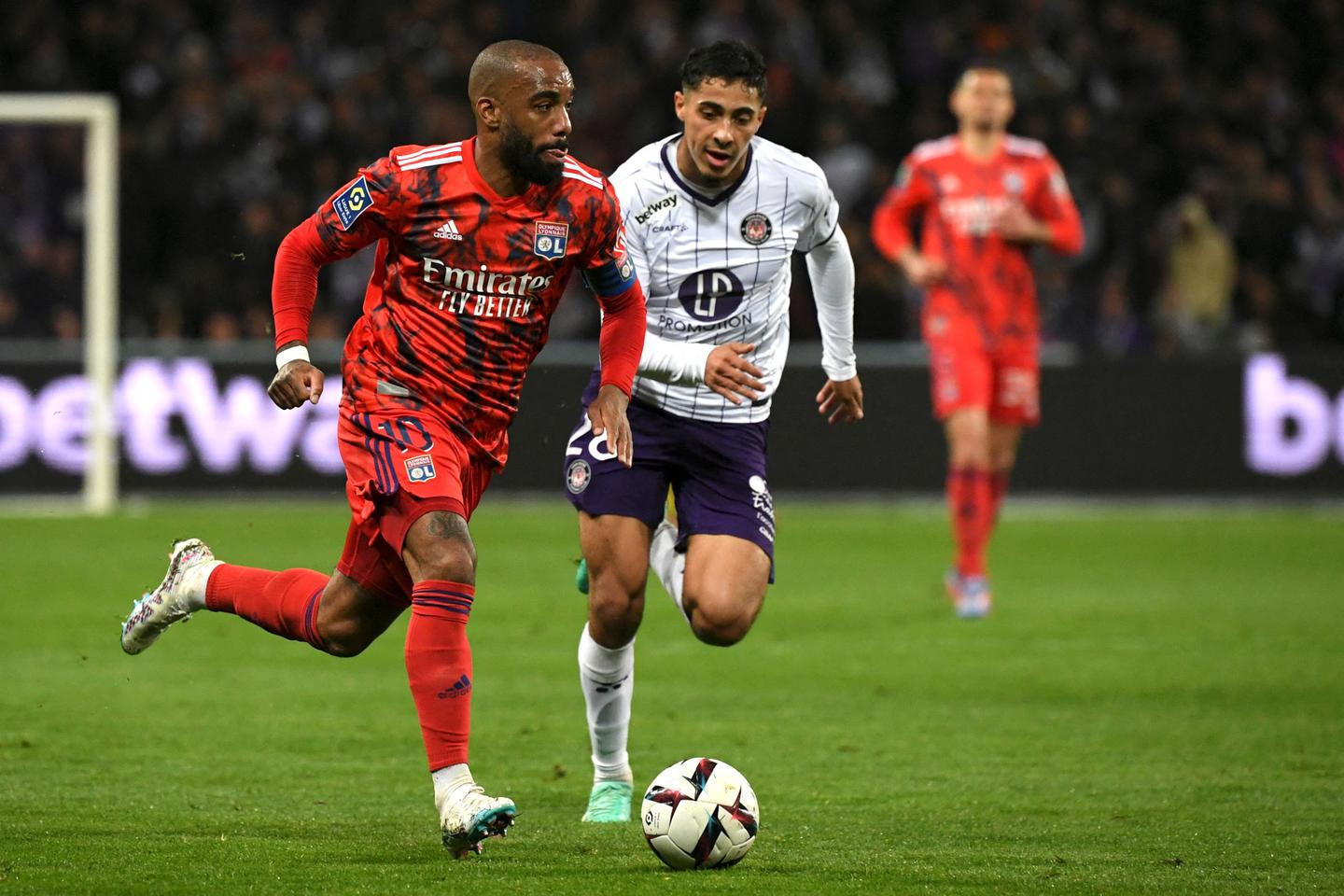 El Lyon gana en Toulouse y se aferra a Europa