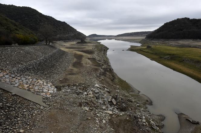 La retenue d’eau de Vinça, qui permet habituellement d’irriger la région, avait atteint un niveau anormalement bas, en février 2023. La Têt, principal fleuve des Pyrénées-Orientales.