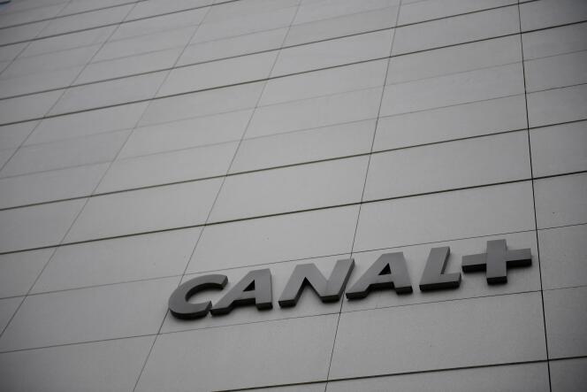 Le logo de Canal+ sur la façade de l’immeuble qui abrite ses bureaux, à Issy-les-Moulineaux, le 27 novembre 2017.