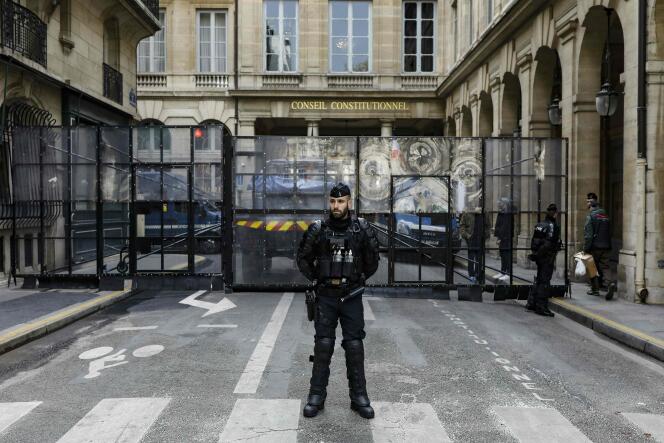 Un gendarme hace guardia frente a uno de los accesos al Consejo Constitucional, en París, el 14 de abril de 2023. 