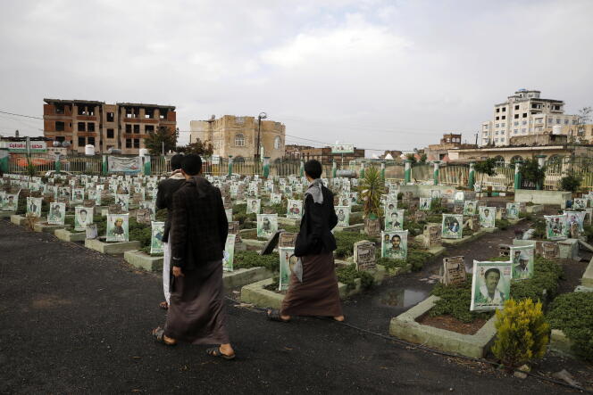     Un cementerio de muertos de guerra en Sanaa, Yemen, el 16 de marzo de 2023.
