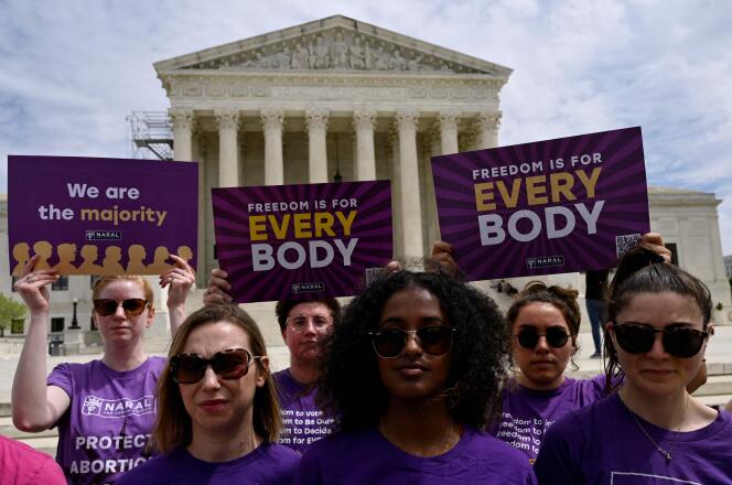 Los defensores del derecho al aborto se reúnen frente a la Corte Suprema de los Estados Unidos el 14 de abril de 2023, en Washington DC, para denunciar las restricciones a la píldora abortiva.