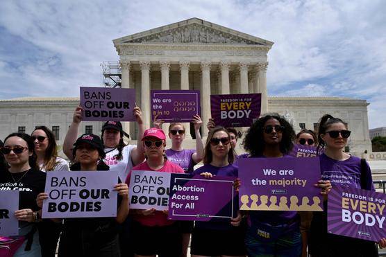 Activistas por el derecho al aborto frente a la Corte Suprema de Estados Unidos en Washington el 14 de abril de 2023.