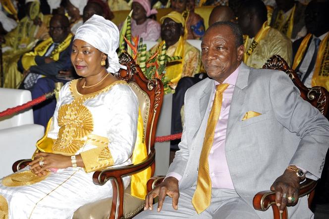 Hadja Djéné Kaba aux côtés de son époux, le président guinéen Alpha Condé, à Conakry, en août 2015.