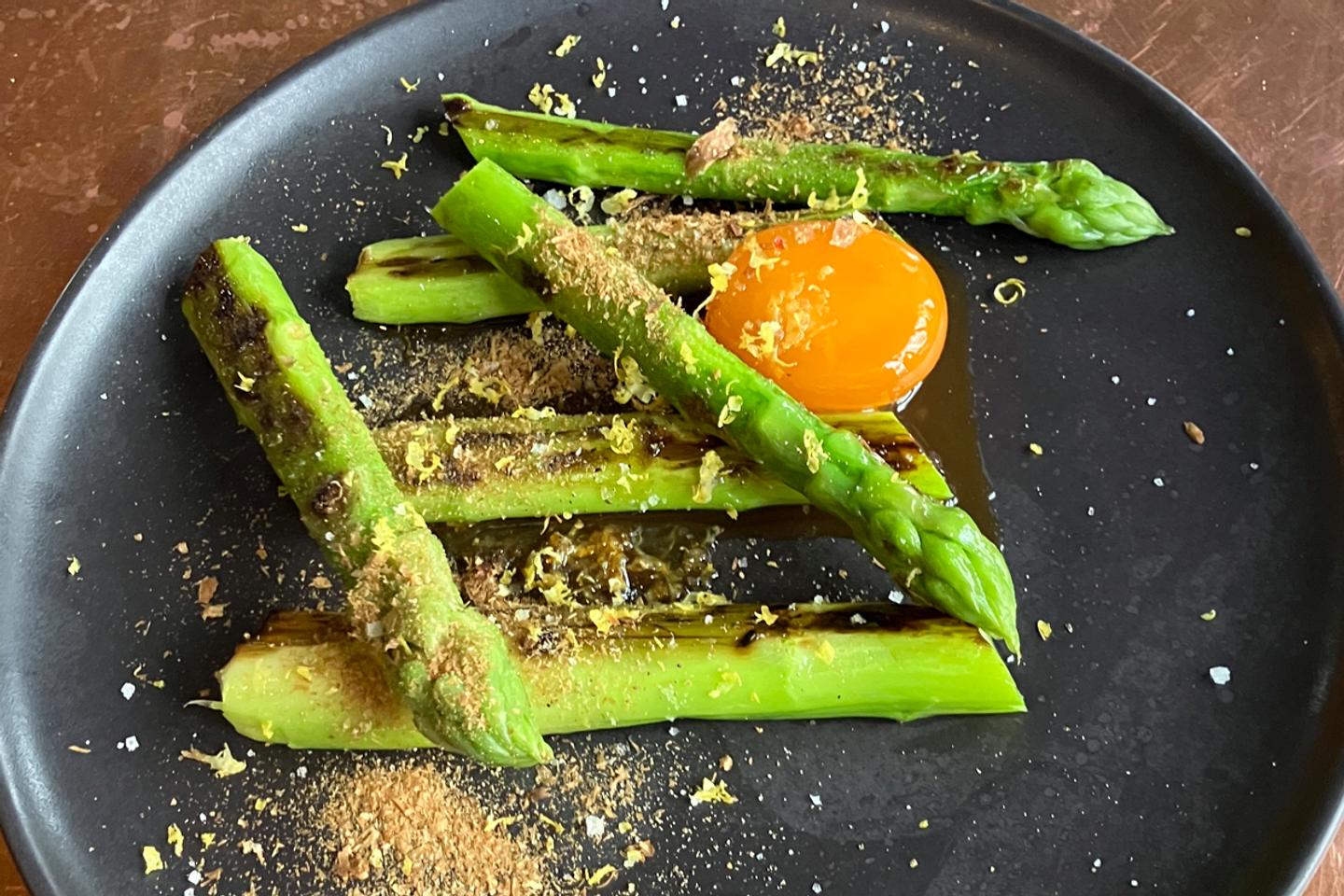 At Otto, asparagus whose "all the ingredients converge towards the umami, the delicious taste