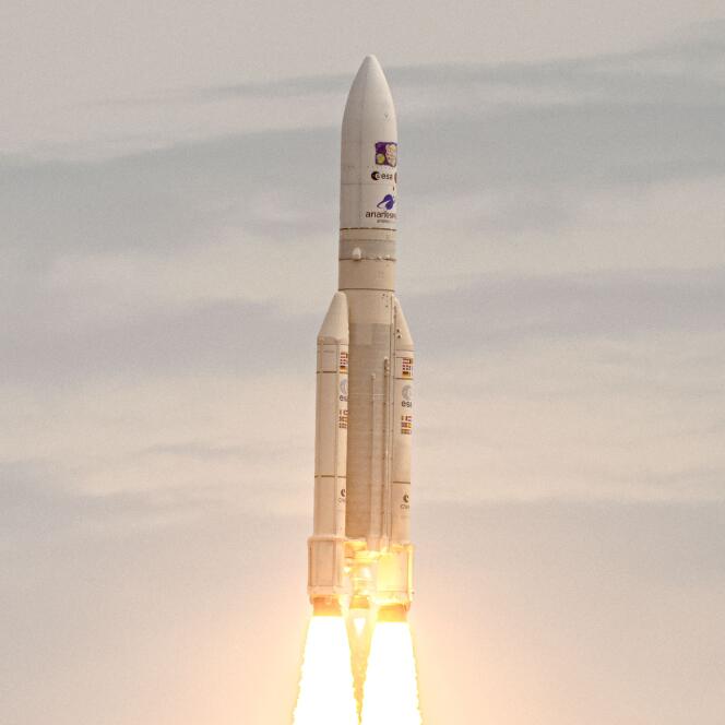 Un razzo Ariane-5 che trasporta la sonda Juice in punta, al momento del lancio a Kourou il 14 aprile.