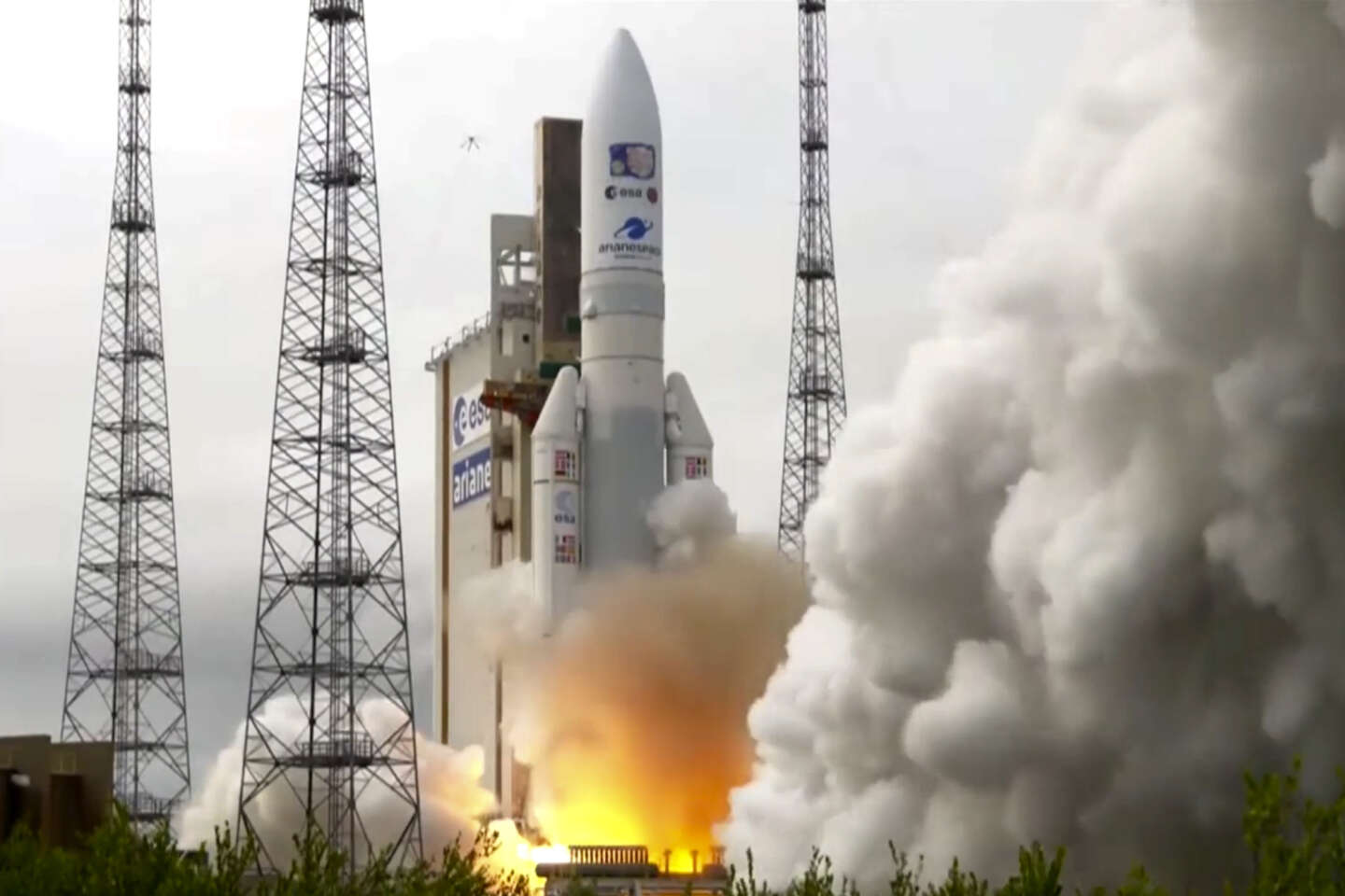 european-space-agency-s-juice-mission-to-jupiter-s-icy-moons-blasts-off