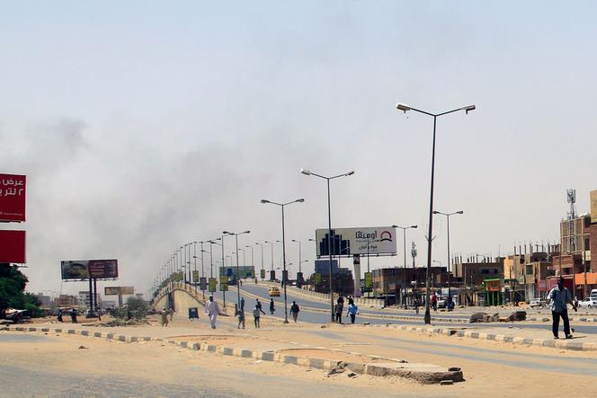 De la fumée monte à la suite d’affrontements armés au-dessus de bâtiments de Khartoum, au Soudan, le 15 avril 2023.