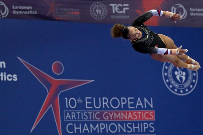 La francesa Coline Devillard durante la final de salto en el Campeonato Europeo de Gimnasia Artística, en Antalya, Turquía, el 15 de abril de 2023. 