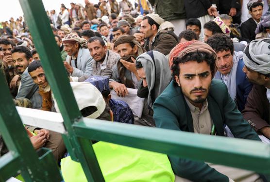 Los familiares de los presos liberados esperan su llegada al aeropuerto de Sanaa, Yemen, el 15 de abril de 2023.