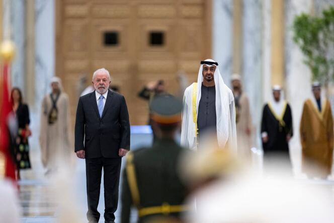 El presidente de los Emiratos Árabes Unidos, Mohammed Bin Zayed Al Nahyan (derecha), da la bienvenida al presidente de Brasil, Luiz Inacio Lula da Silva (izquierda), durante una recepción oficial en Qasr Al-Watan, Abu Dhabi, el 15 de abril de 2023.