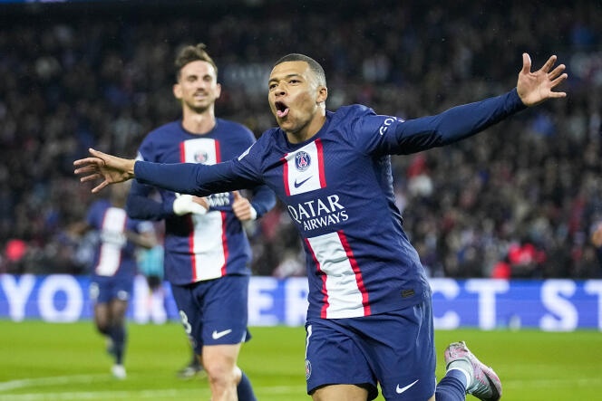 Kylian Mbappé anotó el primer gol en la victoria del PSG en la Ligue 1 sobre el Lens en el Parc des Princes el 15 de abril de 2023.