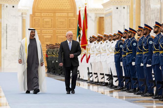 Le président des Emirats arabes unis, Mohammed Ben Zayed Al Nahyane, et le président brésilien, Luiz Inacio Lula da Silva, à Abou Dhabi, le 15 avril 2023.