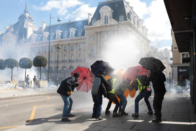 Manifestants sur la place de la République à Rennes, le 15 avril 2023.