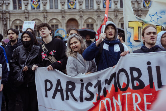 Rassemblement sur le parvis de l’Hôtel de Ville au moment de l’annonce de la décision du Conseil constitutionnel, à Paris, le 14 avril 2023 