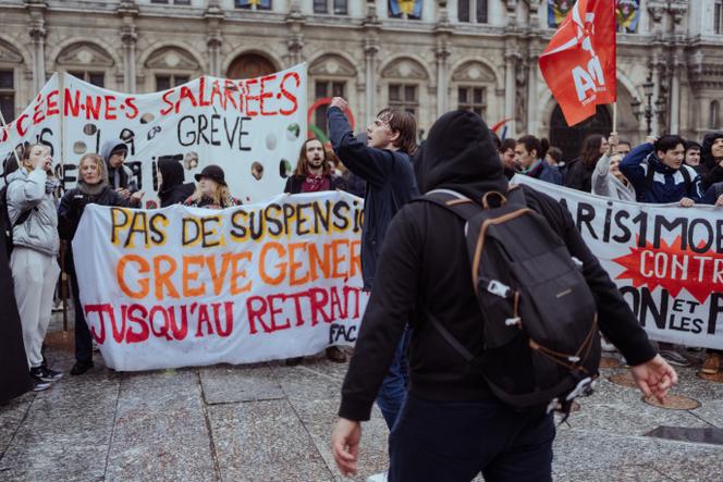 Rassemblement sur le parvis de l’Hôtel de ville de Paris dans l’attente de la décision du Conseil constitutionnel sur la réforme des retraites, le 14 avril 2023.