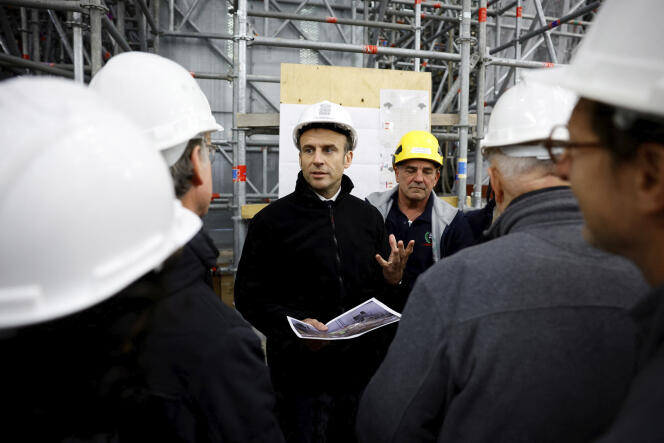 Emmanuel Macron habla con expertos en conservación mientras recorre el sitio de restauración de la Catedral de Notre-Dame, el viernes 14 de abril de 2023, en París.