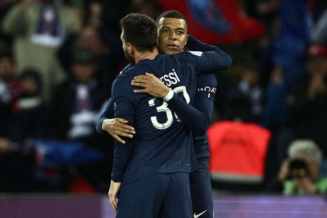 L’attaquant argentin du Paris Saint-Germain Lionel Messi est félicité par son coéquipier français Kylian Mbappé après qu’il a marqué le troisième but de son équipe face à Lens, au Parc des Princes, à Paris, le 15 avril 2023.