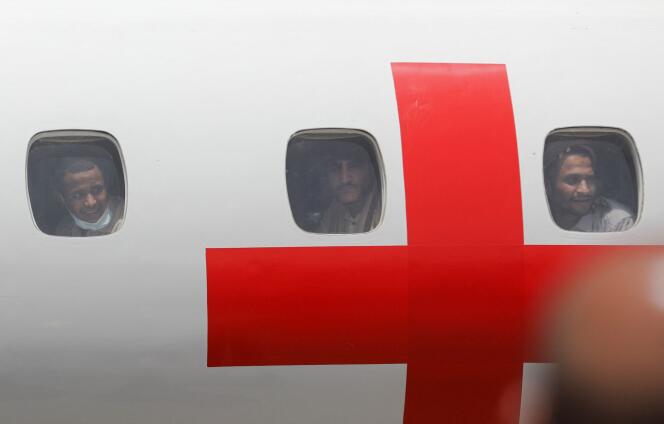 Un avión fletado por el Comité Internacional de la Cruz Roja (CICR) que transportaba prisioneros liberados aterriza en el aeropuerto de Sanaa el 16 de abril de 2023. 
