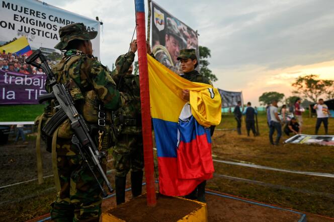 Miembros disidentes de las FARC levantan su bandera en preparación para un mitin, en San Vicente del Caguán, Colombia, 15 de abril de 2023.