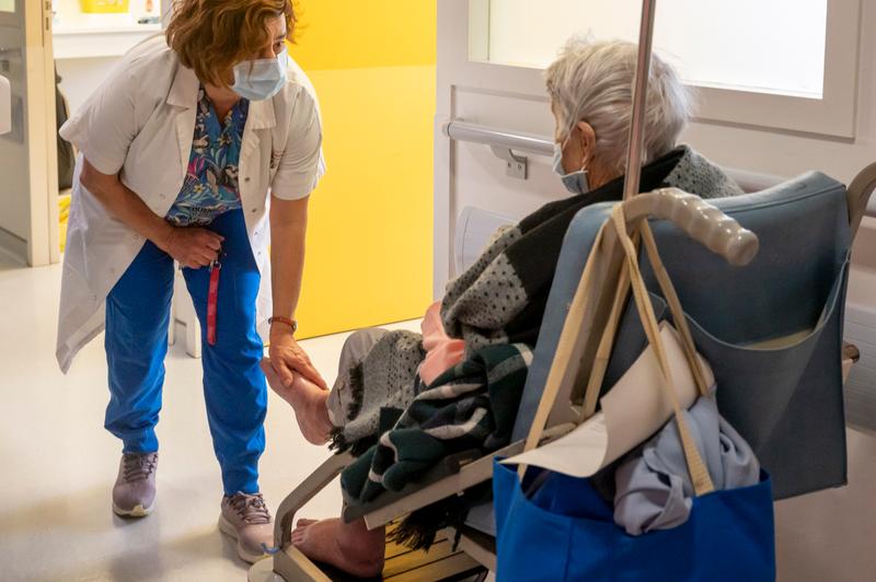 Violetta Jauriac, médecin urgentiste et chef de service, avec une patiente reçue aux urgences de Nogent-le-Rotrou (Eure-et-Loir), le 12 avril 2023.