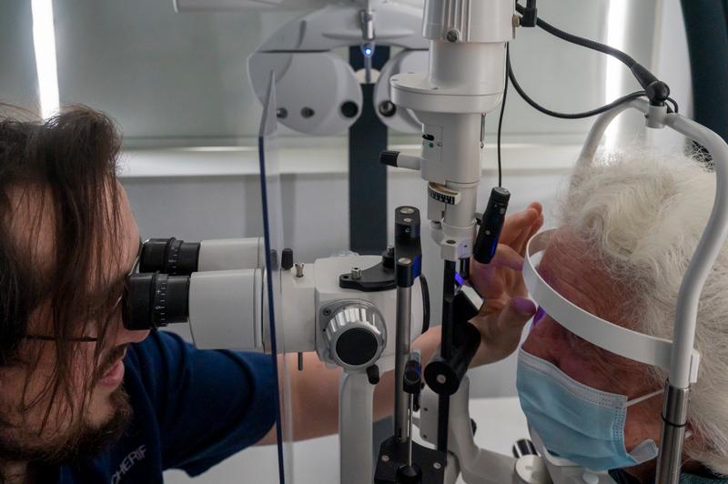 Mehdi Cherif, ophtalmologue du centre hospitalier en consultation avec des patients à Nogent-le-Rotrou (Eure-et-Loir), le 12 avril 2023.