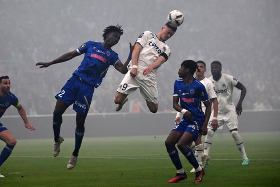 El delantero portugués del OM Vitinha hace un cabezazo durante el partido entre Marsella y Troyes en el Stade-Vélodrome, en Marsella, el 16 de abril de 2023.