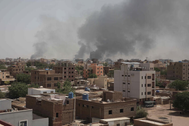 Humo que atestigua los combates en Jartum, la capital de Sudán, el domingo 16 de abril de 2023.