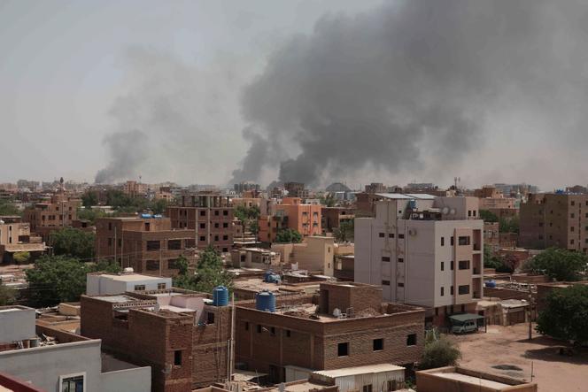 De la fumée s’élève d’un quartier central de Khartoum, au Soudan, théâtre d’affrontements armés dimanche 16 avril 2023.