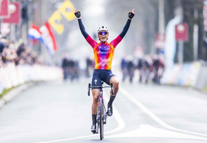 La Néerlandaise Demi Vollering célèbre sa victoire à l’Amstel Gold Race, à Valkenburg, aux Pays-Bas,le 16 avril 2023.