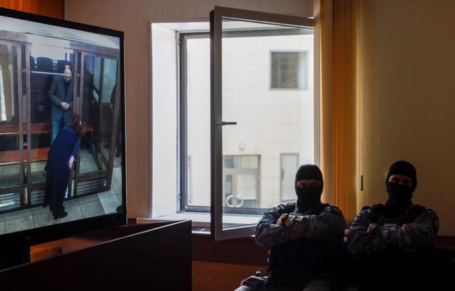 On the monitor, Vladimir Kara-Murza during his trial in the Moscow municipal court, April 17, 2023.