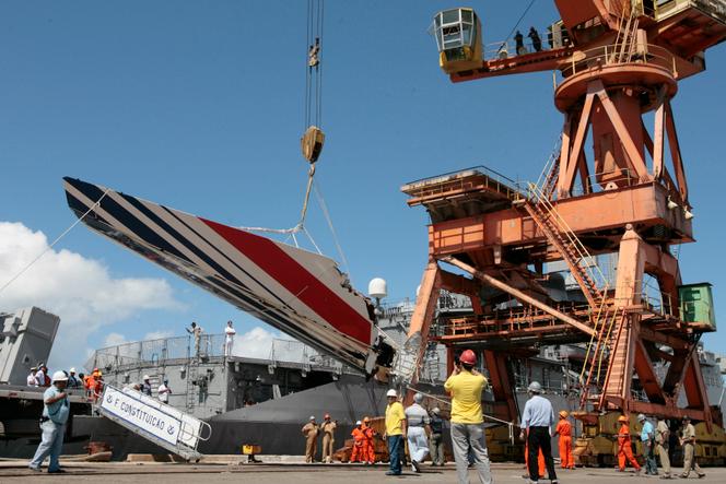 La dérive de l’Airbus A300 du vol Air France AF447 arrive dans le port de Recife, au Brésil, dimanche 14 juin 2009. 