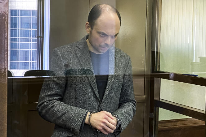 Vladimir Kara-Mourza, in a glass box, in the Moscow court, on April 17.
