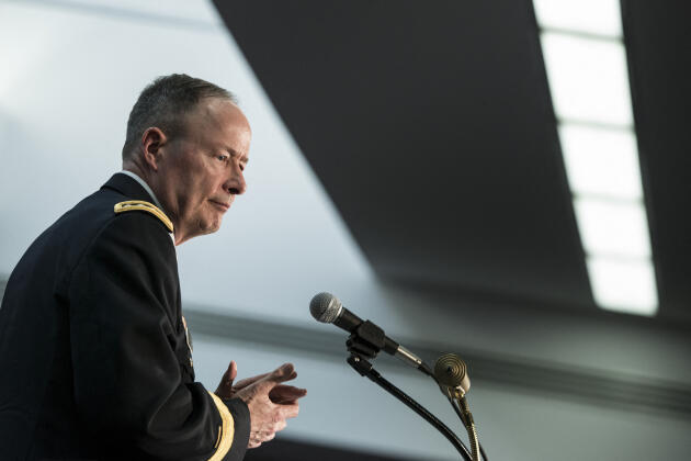 The head of the NSA, General Keith P.  Alexander, on March 28, 2014, at Fort Meade, Maryland (USA), during a ceremony organized for his retirement at the organization's campus.