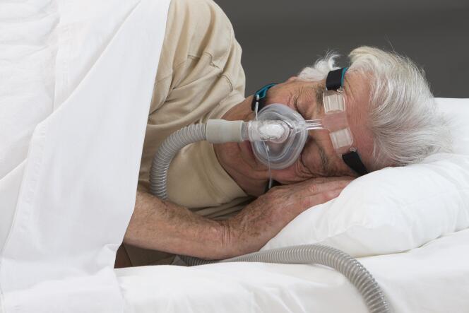 La mascarilla nasal CPAP (presión positiva continua en las vías respiratorias) ayuda en el tratamiento de la apnea obstructiva del sueño.