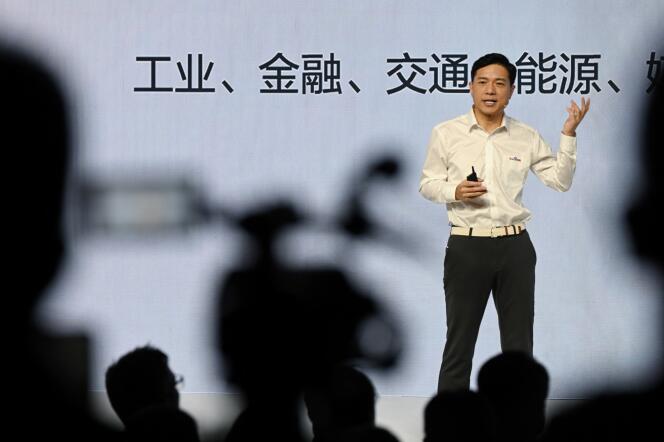 Le confondateur et PDG de Baidu, Robin Li, dévoile son robot conversationnel Ernie Bot, à Pékin, le 16 mars 2023.