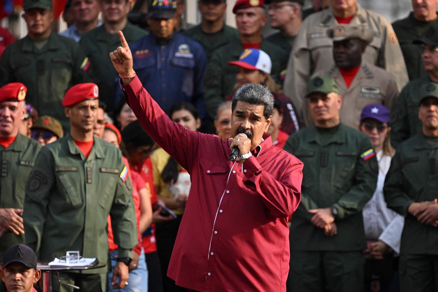 In Venezuela, Maduro threatens to move the presidential election
