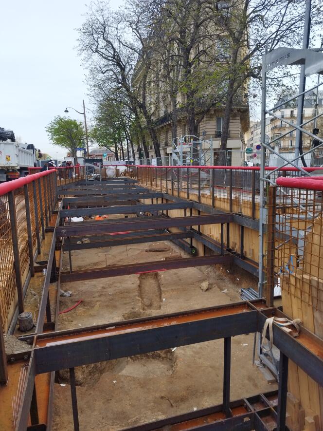 The excavation site is located on Avenue de l'Observatoire, in Paris, on the RER B train line development site.  April 18, 2023.