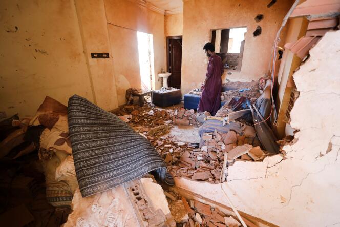 Un hombre revisa los daños a su casa dañada durante los enfrentamientos entre los paramilitares de las Fuerzas de Apoyo Rápido (RSF) y el ejército regular en Jartum, Sudán, el 17 de abril de 2023.