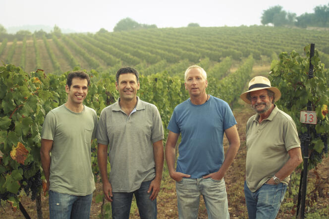 De gauche à droite, les quatre vignerons qui ont œuvré à la reconnaissance de l’appellation judean hills, Eran Pick, Golan Flam, Doron Rav Hon et Eli Ben Zaken, dans les vignes de ce dernier, le Domaine du Castel, en Judée (Israël), en 2016.