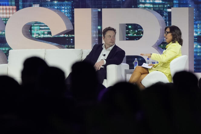 Elon Musk s’entretient avec Linda Yaccarino, au cours d’une conférence à Miami (Floride), le 18 avril 2023.