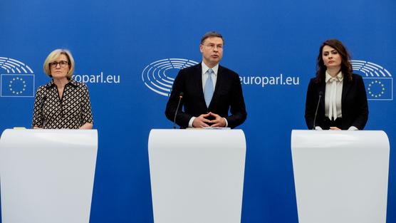 El vicepresidente de la Comisión Europea, Valdis Dombrovskis, y la comisaria de Servicios Financieros, Mairead McGuinness (izquierda), en Estrasburgo el 18 de abril de 2023.