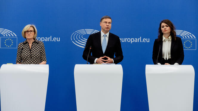     El vicepresidente de la Comisión Europea, Valdis Dombrovskis, y la comisaria de Servicios Financieros, Mairead McGuinness (izquierda), en Estrasburgo el 18 de abril de 2023.