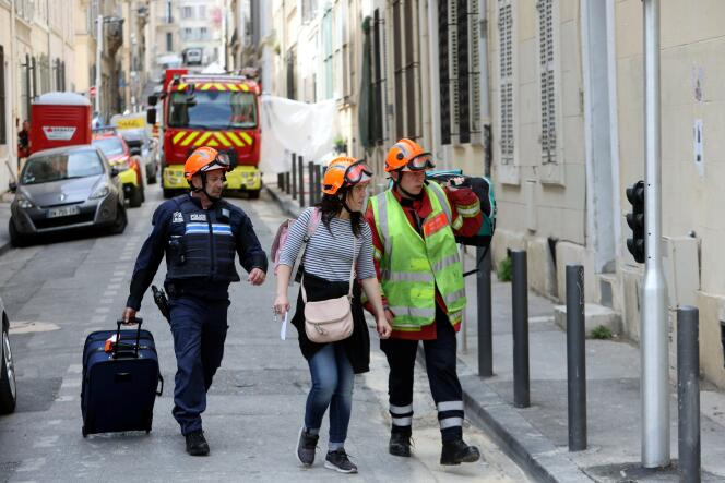 Evacuation of an inhabitant, in Marseille, on April 11, 2023.