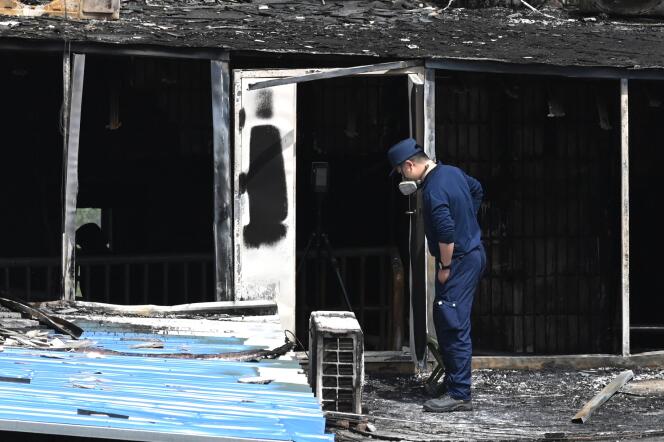 Un investigador inspecciona un área quemada de un hospital en Beijing, luego del incendio que mató al menos a 29 personas, el miércoles 19 de abril de 2023. 