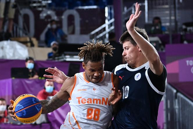 Jessey Voorn (L) de Holanda y Kirill Pisklov de Rusia durante el partido de baloncesto de primera ronda 3x3 entre Holanda y Rusia en Aomi Urban Sports Park en Tokio el 24 de julio de 2021 durante los Juegos Olímpicos de Tokio Tokio 2020.